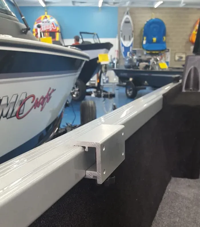 Adaptateur de piste Depth Raider – Alumacraft pré-percé et taraudé pour supports de canne Scotty & Cannon en plastique – Blackout – Image 2